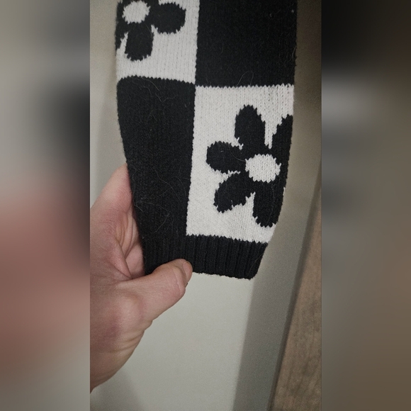 HOLLISTER Check and Floral PatternSweater in Black White. Size XXS NWT - Picture 6 of 8